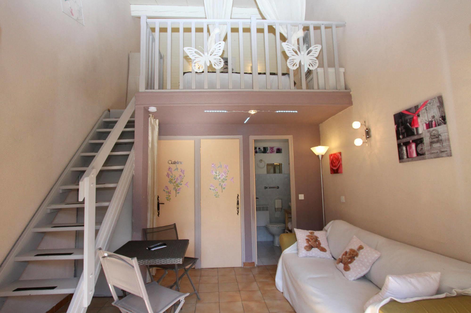 Auberge Des Pins Tourrettes Eksteriør billede