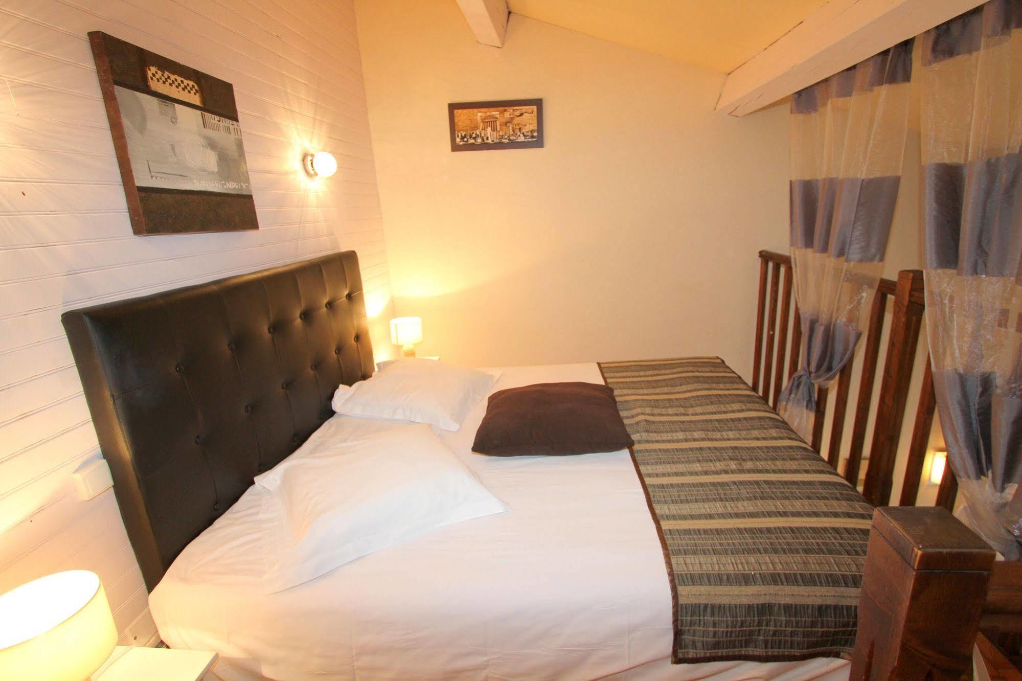 Auberge Des Pins Tourrettes Eksteriør billede