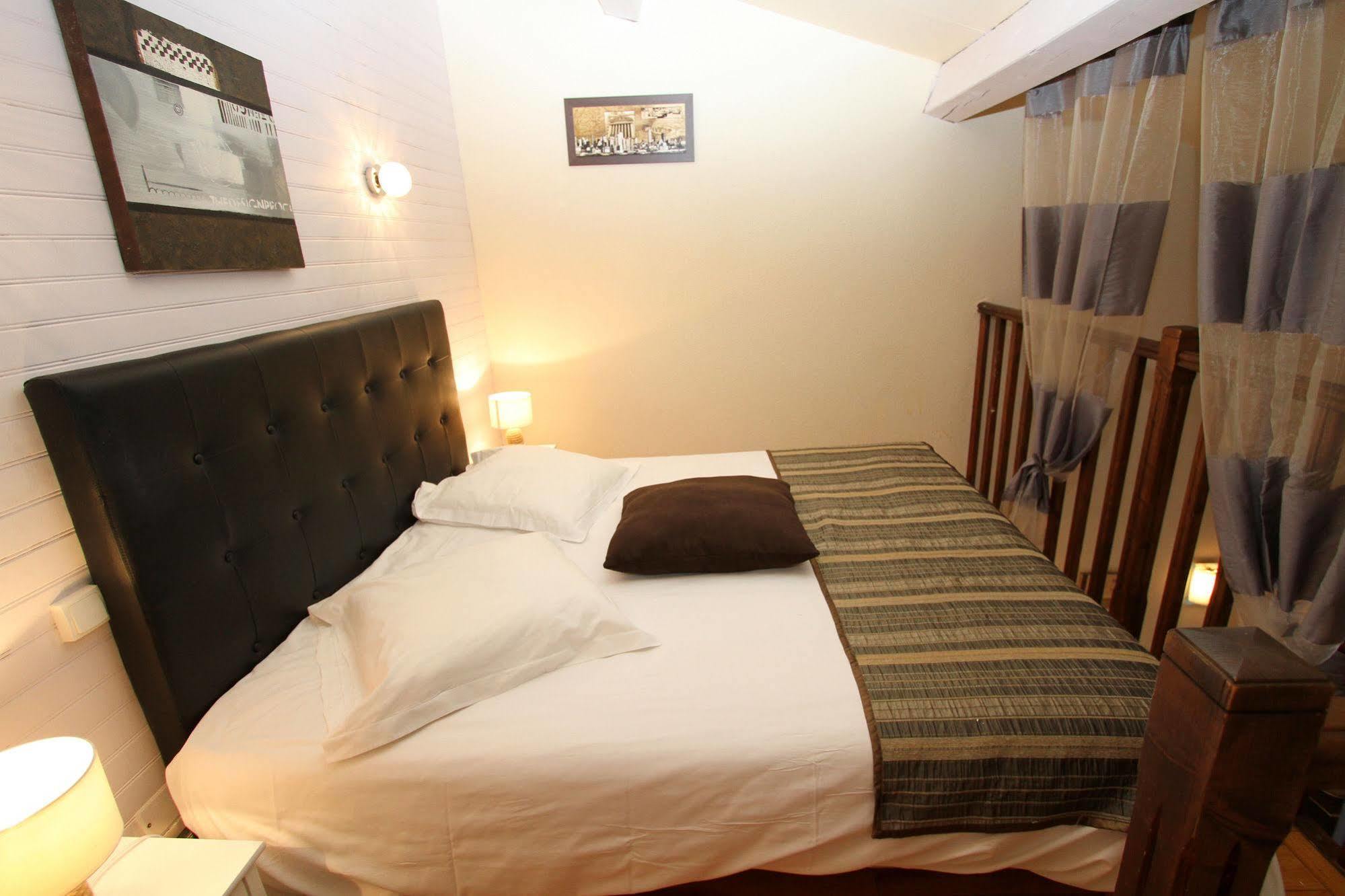 Auberge Des Pins Tourrettes Eksteriør billede